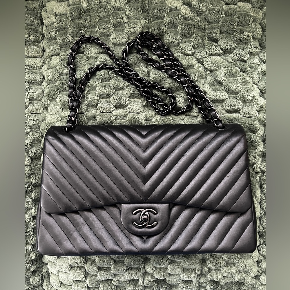 Chanel jumbo classic flap